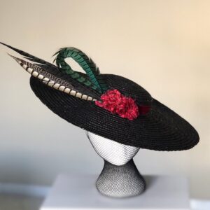 tocado negro y pluma faisan