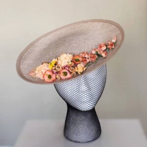 tocado beige con flores