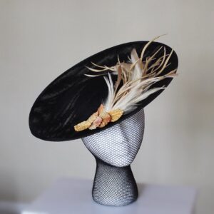 tocado negro con plumas