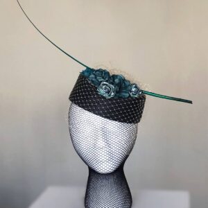tocado negro y flor verde