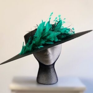 pamela negra con plumas verdes